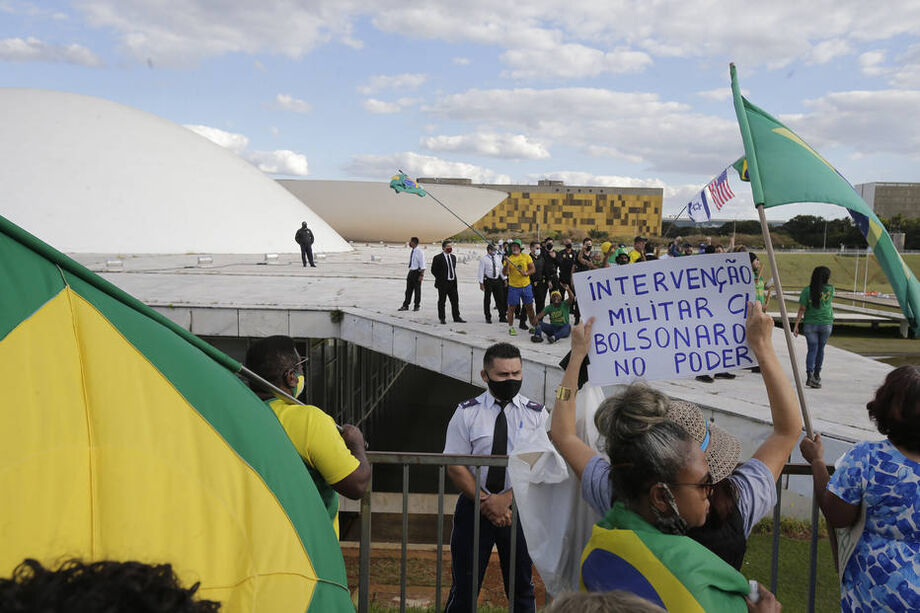Manifestantes pró-governo, liderados pela ativista Sara Winter, invadem a cupula do Congresso Nacional pelo acesso do Senado