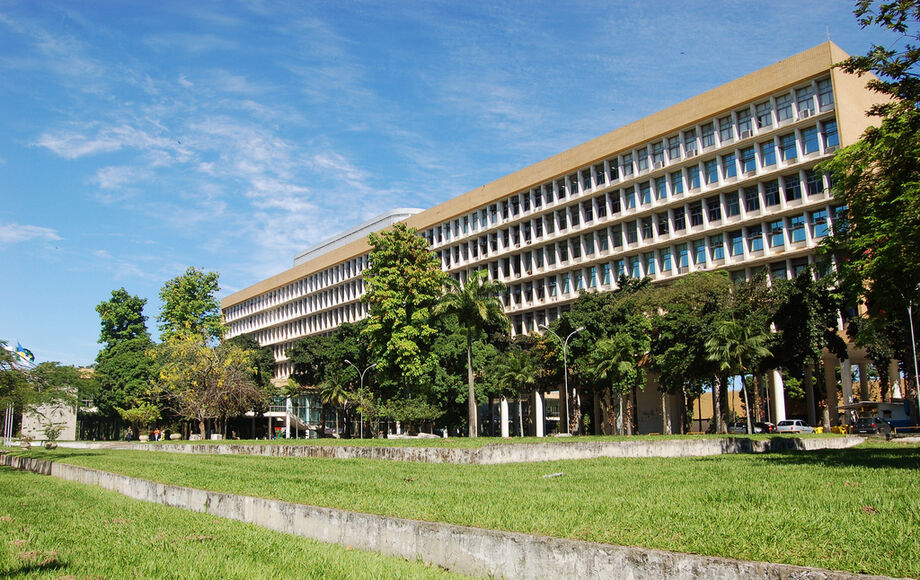 A Universidade Federal do Rio de Janeiro (UFRJ) só retomará as aulas presenciais quando houver vacina ou medicação eficaz contra a covid-19