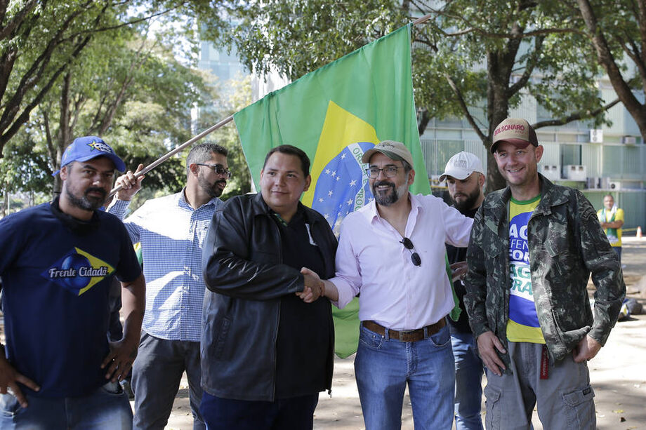 O ministro da Educação, Abraham Weintraub, visita manifestantes bolsonaristas que furaram o bloqueio na Esplanada dos Ministérios neste domingo, 14