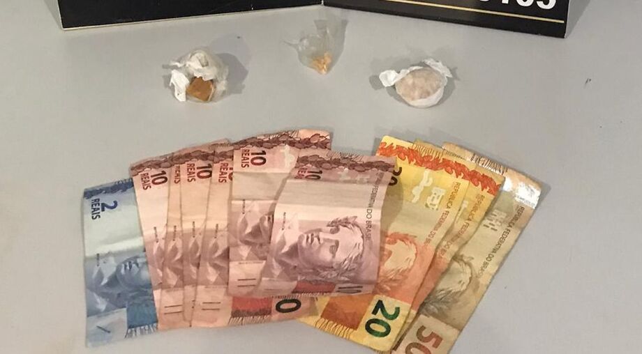Com ele foram apreendidas três porções de pasta-base de cocaína que seriam suficientes para fracionar em 60 paradinhas da droga
