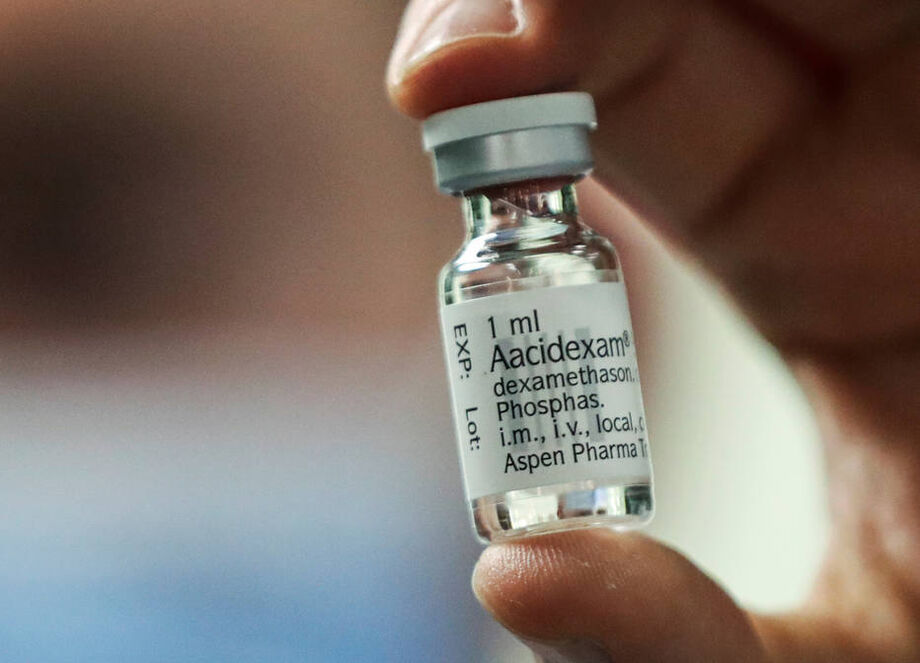 Corticoide dexametasona, aplicado em estudo clínico radonmizado com cerca de 6 mil pacientes no Reuni Unido, foi capaz de reduzir em 1/3 as mortes de pacientes internados em estado grave