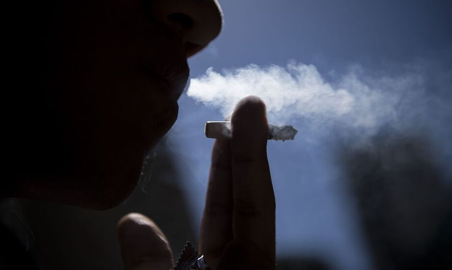 Pessoas fumantes são algumas das mais vulneráveis a ter doenças respiratórias