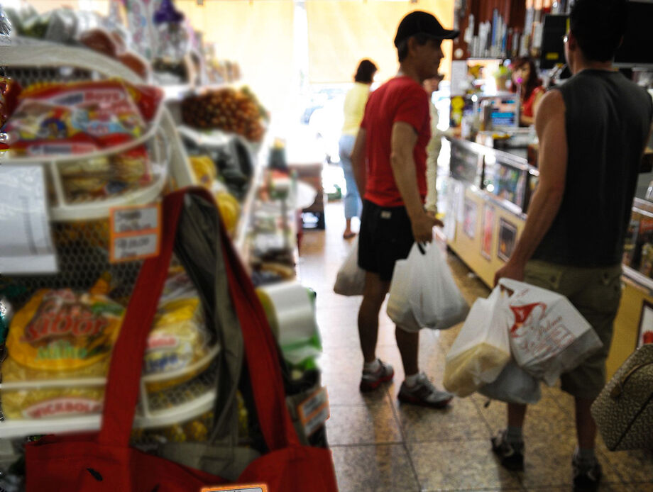 A cesta de compras para famílias com renda muito baixa acumula alta de preços de 0,45% no ano (de janeiro a maio), enquanto o IPCA acumula deflação (queda de preços) de 0,16% no período