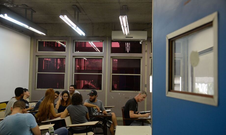 As universidades têm o poder de definir quais currículos serão substituídos e devem disponibilizar recursos aos alunos para acompanhamento das aulas