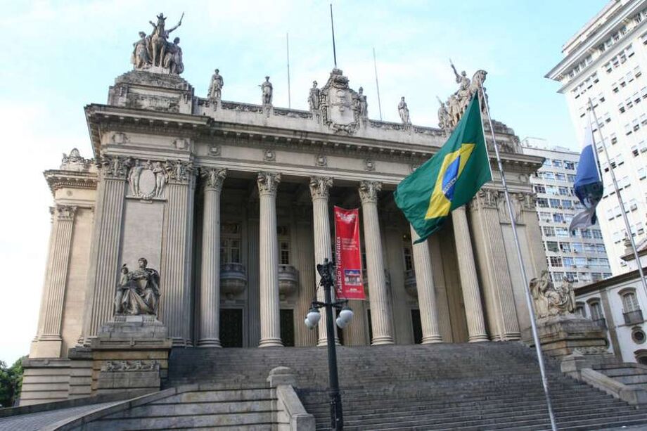 Queiroz começou a ser investigado pelo Ministério Público Estadual do Rio de Janeiro após um relatório do Coaf, revelado pelo Broadcast/Estadão em dezembro de 2018, apontar movimentação atípica em sua conta de R$ 1,2 milhão.