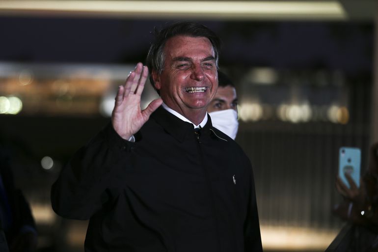 Ao falar com apoiadores, nesta quarta-feira, na saída do Palácio da Alvorada, o presidente Jair Bolsonaro disse que a quebra de sigilo de parlamentares não tem história nenhuma vista em uma democracia, por mais frágil que ela seja.