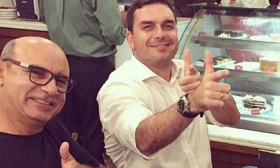 O então deputado Flávio Bolsonaro com seu assessor Fabrício Queiroz