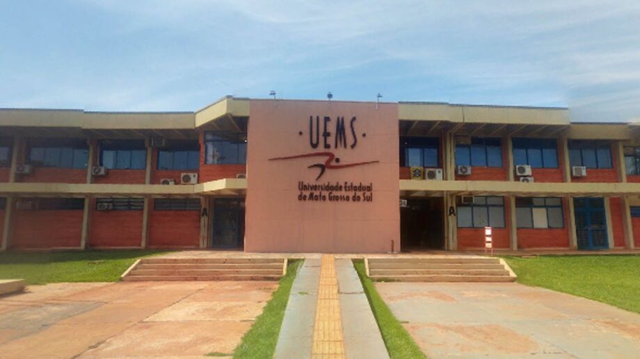 A contratação de bens e/ou serviços com dispensa de licitação também deverá seguir as normas federais.