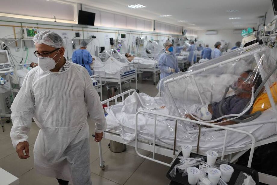 Trabalhadores da saúde e pacientes permanecem na UTI de covid-19 do Hospital Gilberto Novaes, em Manaus