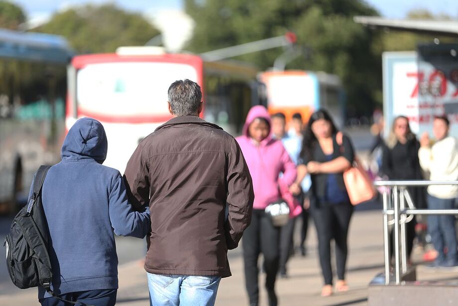 É necessário prestar atenção aos sintomas, pois há semelhanças entre sintomas de doenças respiratórias e os da Covid-19