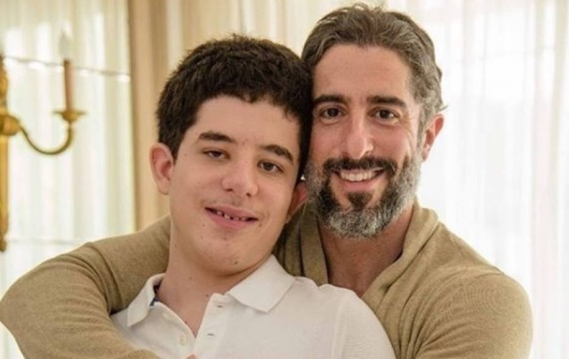 Marcos Mion abraça o filho, Romeo