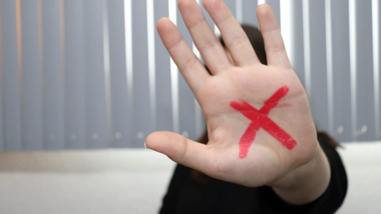 Para denunciar, basta que a mulher mostre um “X” vermelho, que pode ser desenhado na palma da mão ou em um pedaço de papel, usando batom, tinta ou qualquer material