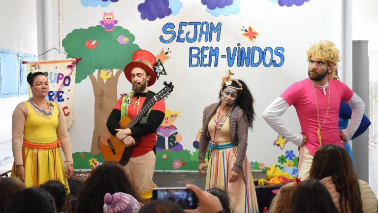 O Grupo Arte Deac surgiu em 2018 com o intuito de ativar nos alunos e professores, o interesse de ler e contar histórias
