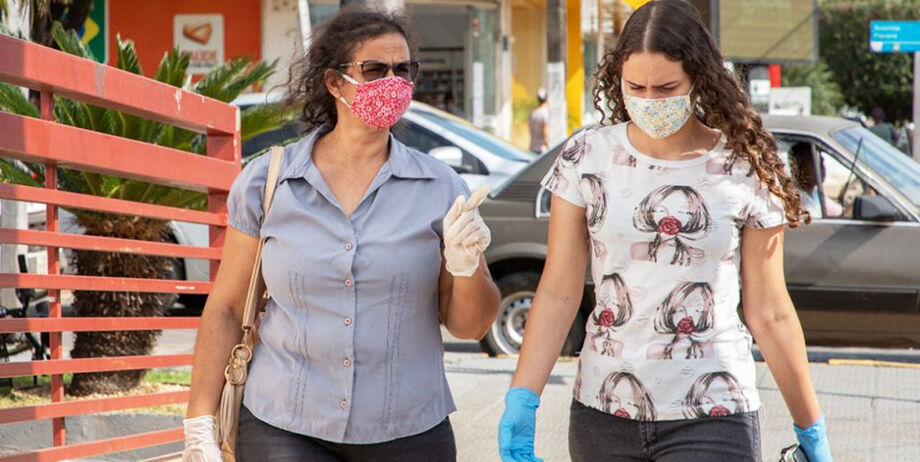 População andando de máscara nas ruas