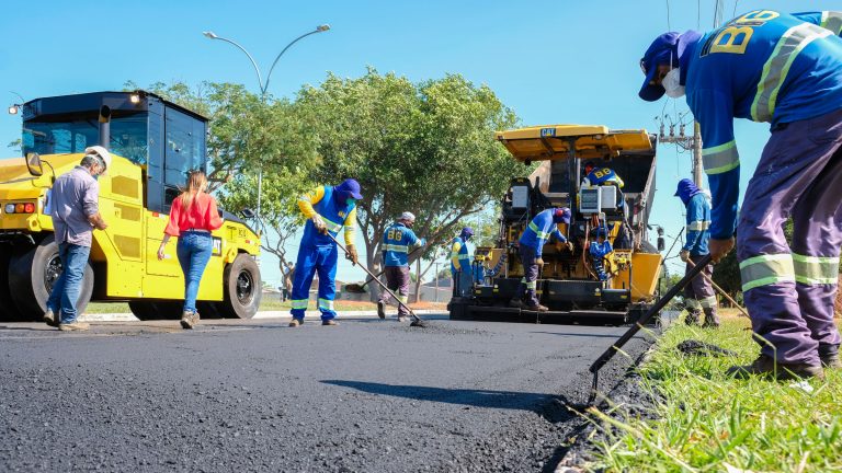Principal via comercial da Coophavila 2, conjunto habitacional com uma população de 10 mil habitantes, a Avenida Marinha começou a ser recapeada nesta sexta-feira (19)