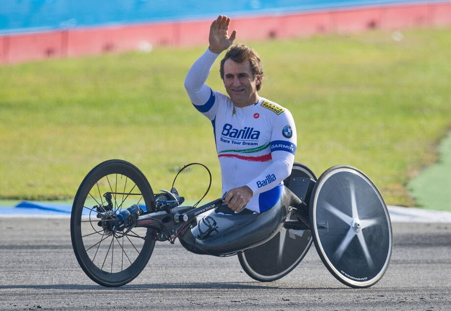 Zanardi foi transportado de helicóptero para o hospital após ser atingido por um veículo de grande porte na cidade toscana de Pienza durante uma corrida de revezamento na sexta-feira.