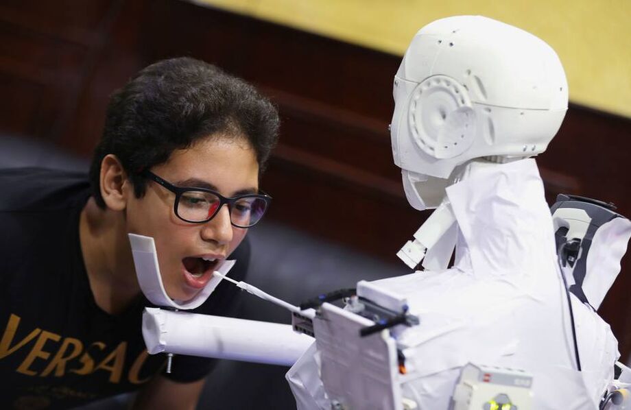 Robô criado por engenheiro mecânico egípcio faz teste PCR e evita exposição de profissionais da saúde.