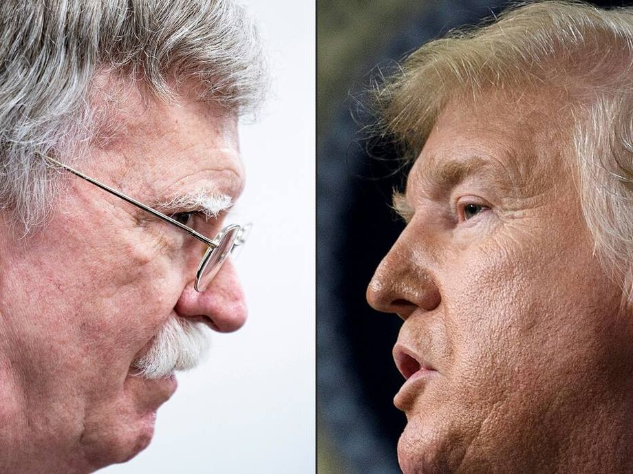 O ex-conselheiro de Segurança Nacional Jonn Bolton (E) e o presidente Donald Trump