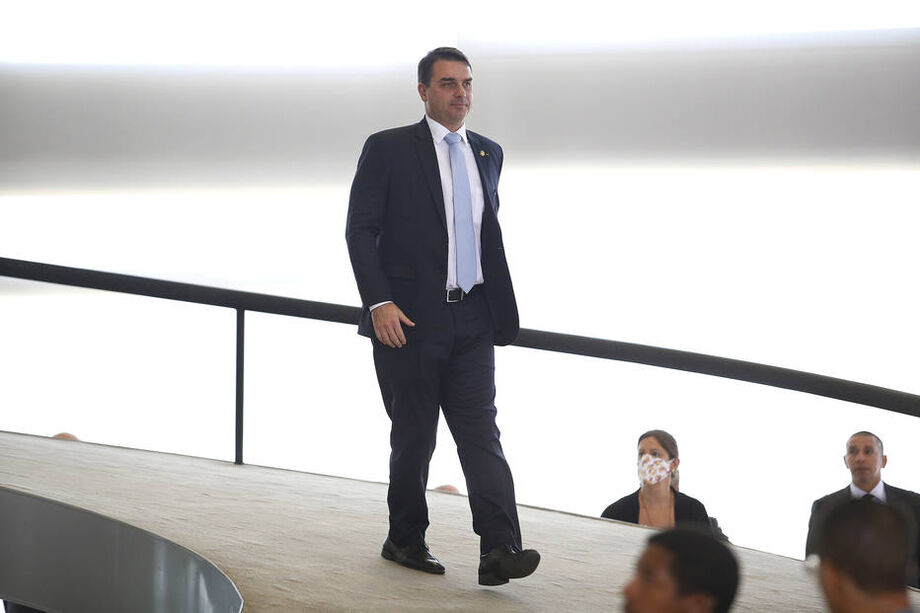 Tudo isso antes de Adriano ter sua prisão decretada.