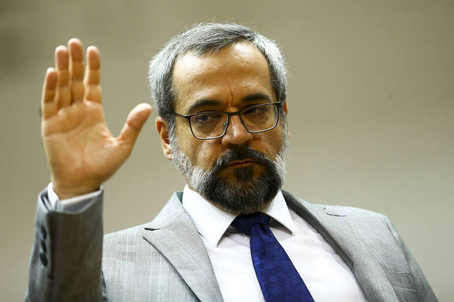 O decreto diz apenas que o ministro foi exonerado a pedido nesta data