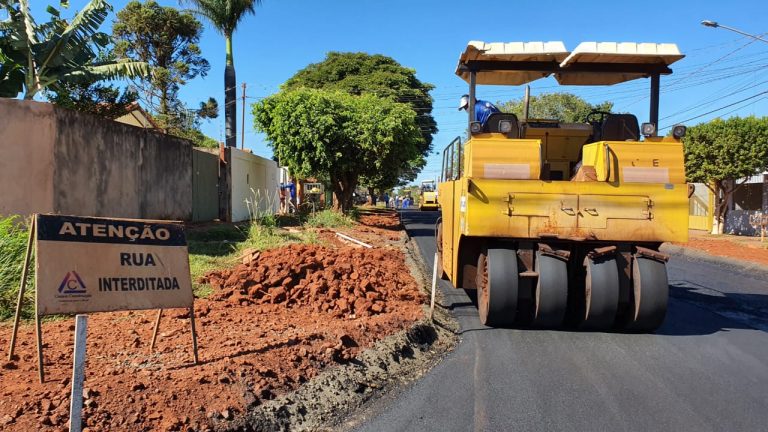 As seis frentes de obras de infraestrutura em andamento na cidade tiveram continuidade neste sábado (20) com serviços de drenagem, pavimentação e recapeamento