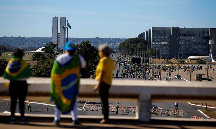 A Esplanada dos Ministérios recebeu hoje (21) duas manifestações com causas opostas: uma de apoio ao presidente Jair Bolsonaro e a outra contra