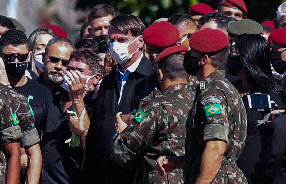 O presidente Jair Bolsonaro na manhã deste domingo, 21, ao acompanhar o velório no Rio