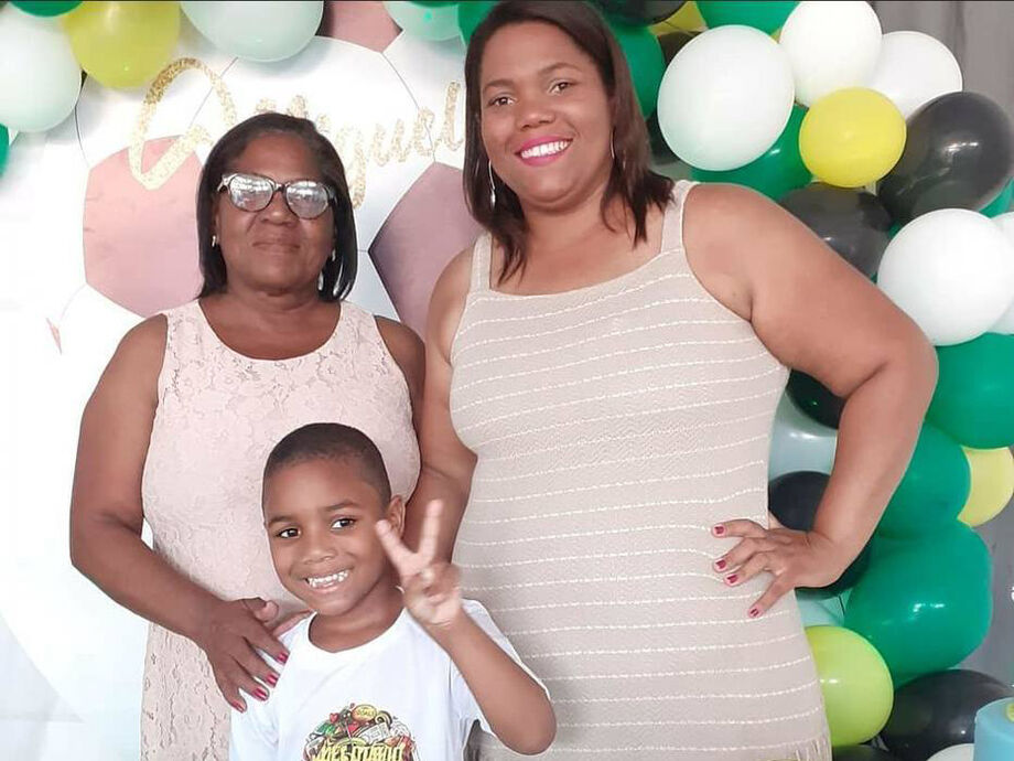 Miguel, a mãe (d) e avó (e)