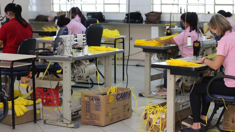 Inaugurado no dia 6 de maio, o Centro Emergencial de Produção de EPIs (Equipamentos de Proteção Individual) está a todo vapor