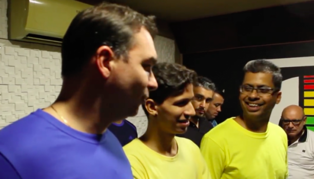 Fabrício Queiroz aparece ao fundo da gravação