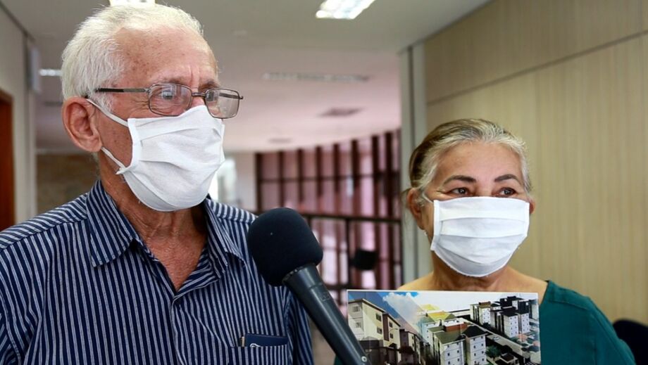 Há 12 anos morando no Bairro Flávio Dérzi, em Nova Andradina, o casal José Miguel da Fonseca e Maria do Socorro Martins Fonseca receberam em mãos o título de propriedade do imóvel por meio do Programa de Regularização Fundiária