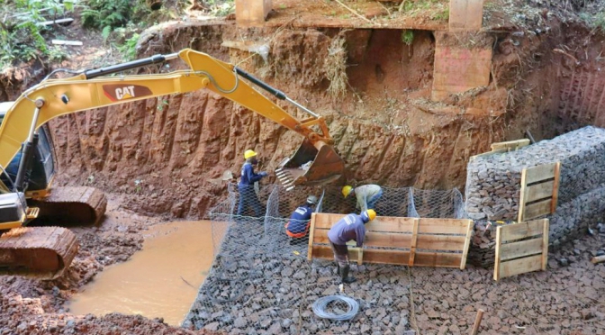 As obras de recuperação do gabião (estrutura de tela e pedras) que sustenta parte da barragem do lago principal do Parque das Nações Indígenas e da contensão das cabeceiras de duas pontes de concreto estão em andamento e com previsão de 180 dias até a fin
