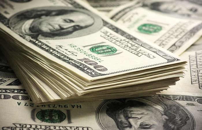 O dólar teve novo dia de queda nesta segunda-feira, 22, embora tenha diminuído o ritmo nos negócios da tarde