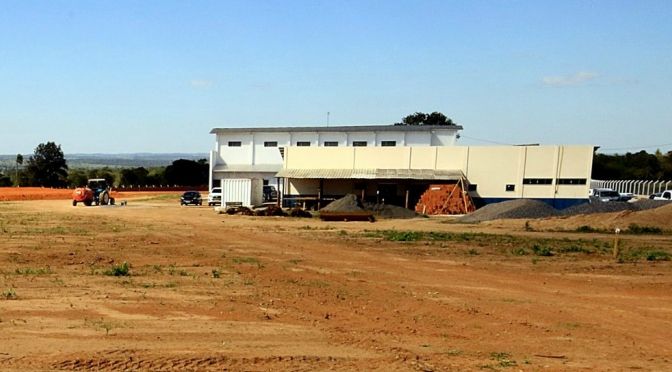 Com uma população estimada em 6 mil habitantes pelo IBGE (Instituto Brasileiro de Geografia e Estatística), o município de Caracol está recebendo investimentos de R$ 899 mil do Governo do Estado para reforma e ampliação do frigorífico municipal
