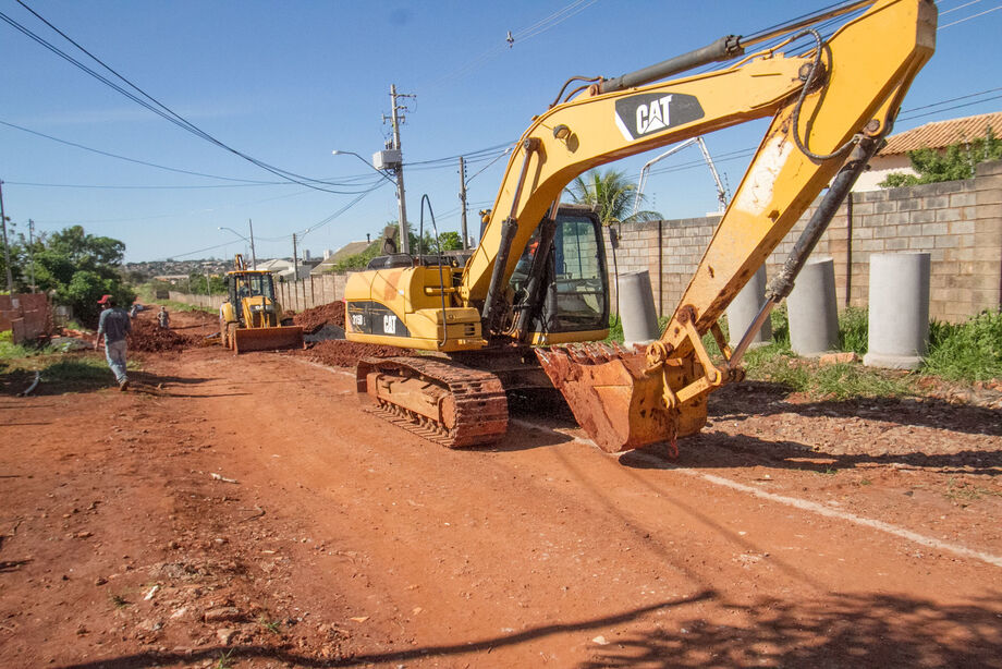A obra parou porque a empreiteira vencedora da licitação (feita em 2014) pediu rescisão de contrato.