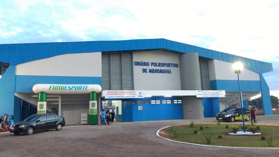 A entrega do micro-ônibus foi realizada em frente ao templo do esporte aquidauananense