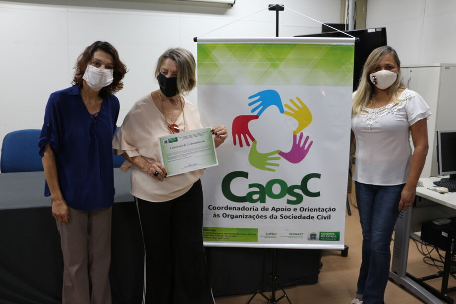 A entrega das documentações, respeitando os protocolos sanitários vigentes, ocorreu no auditório da Sedhast.