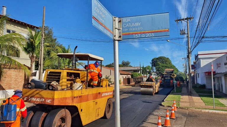 A Prefeitura de Campo Grande iniciou nesta terça-feira (23), na Avenida Rodolfo José Pinho, região urbana do Centro, terceira frente de serviço prevista no projeto que prevê a execução de 25 quilômetros em 21 vias
