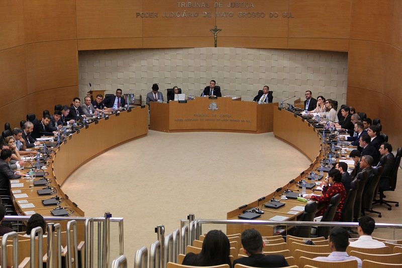 O caso foi enviado ao TJMS, invocando a regra do artigo 574, II, do Código de Processo Penal, para reexame