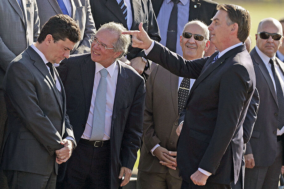 O presidente da República, Jair Bolsonaro, acompanhado do então ministro da Justiça e Segurança Pública, Sergio Moro, em cerimônia em frente ao Palácio da Alvorada, em Brasília, em 15 de outubro de 2019