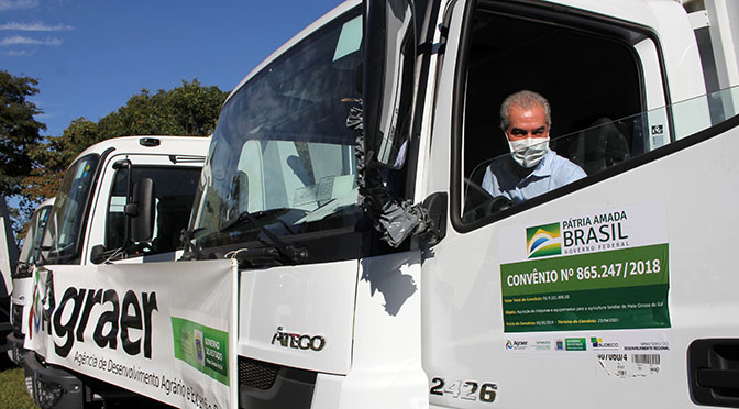 Em apoio à produção da agricultura familiar, o Governo do Estado entregou nesta terça-feira (23/6) 32 caminhões basculantes que serão utilizados na recuperação e manutenção de estradas vicinais de 26 municípios