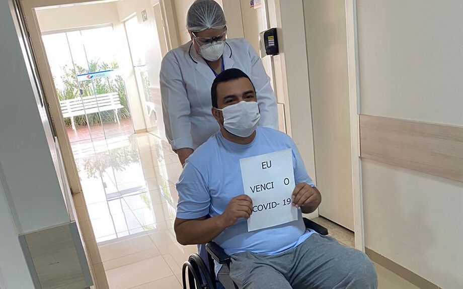 O médico intensivista, Leandro de Oliveira Silva, recebeu alta médica na última quinta-feira (18), no Hospital Cassems Nova Andradina