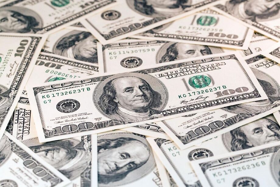 O dólar opera em alta nesta quarta-feira, 24, em meio à queda das bolsas e do petróleo no exterior, enquanto a moeda norte-americana se fortalece