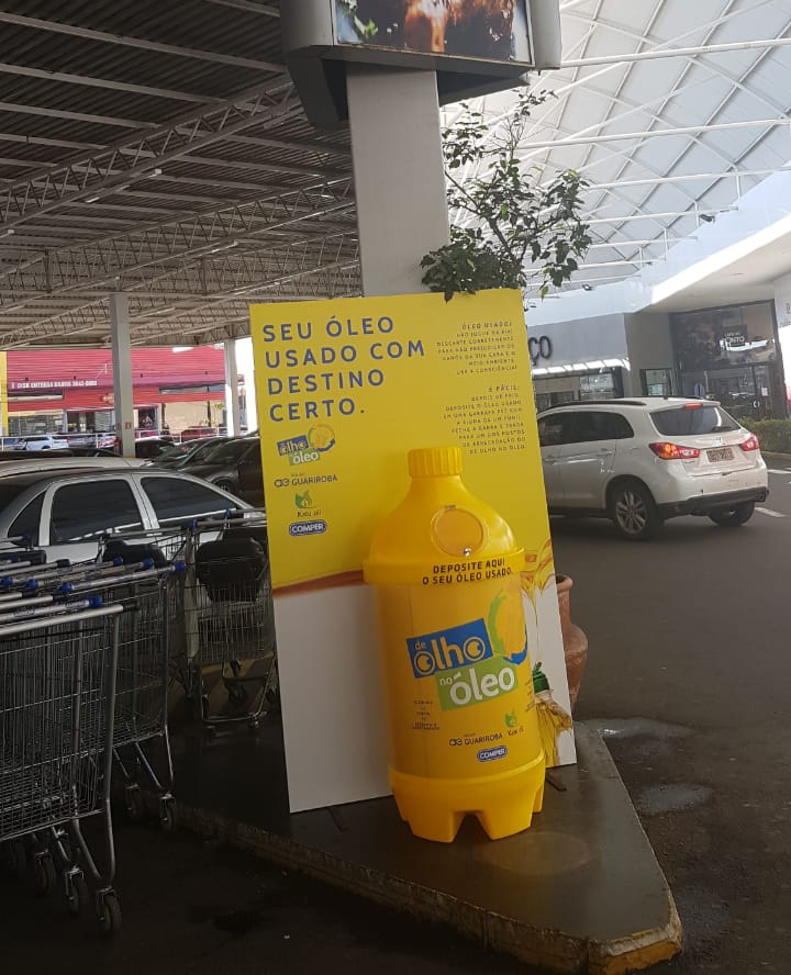 Nas seções em que estão refrigerantes e outros líquidos de garrafa pet foram afixadas placas incentivando os clientes a despejarem o óleo nessas garrafas
