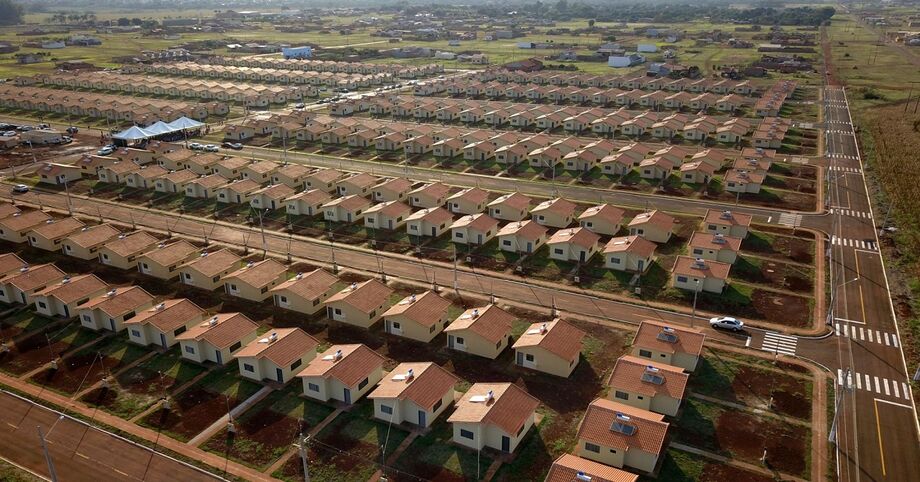 Cada unidade habitacional possui dois quartos, sala, cozinha, banheiro e área de serviço