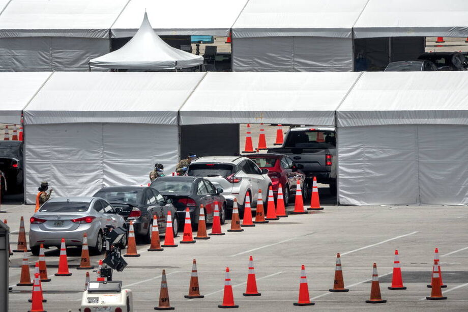Membros da Guarda Nacional da Flórida conduzem testes em americanos no estacionamento do Hard Rock Cafe Stadium, em Miami