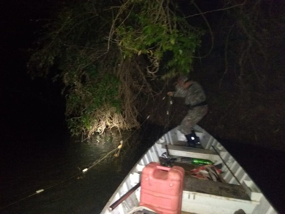 Os dois infratores foram surpreendidos, armando uma rede de pesca (petrecho ilegal)