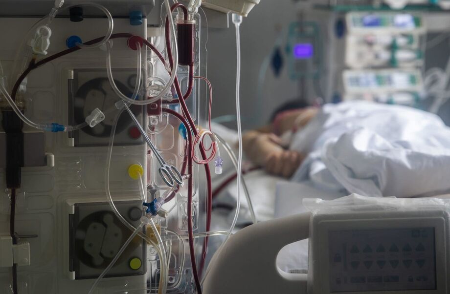 Além de dificuldade para encontrar medicamentos essenciais para sedar e intubar pacientes graves da covid-19, hospitais privados apontam aumento no valor destes fármacos durante a pandemia