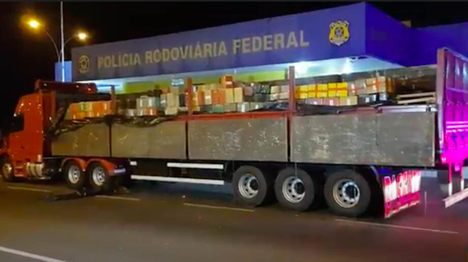 Após pesagem, foram apreendidos 25.742 Kg de maconha e 26 Kg de skunk