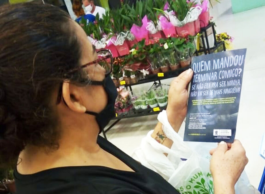 Em todas as 11 lojas do Comper já estão disponíveis flyers com informações sobre o combate à violência contra a mulher